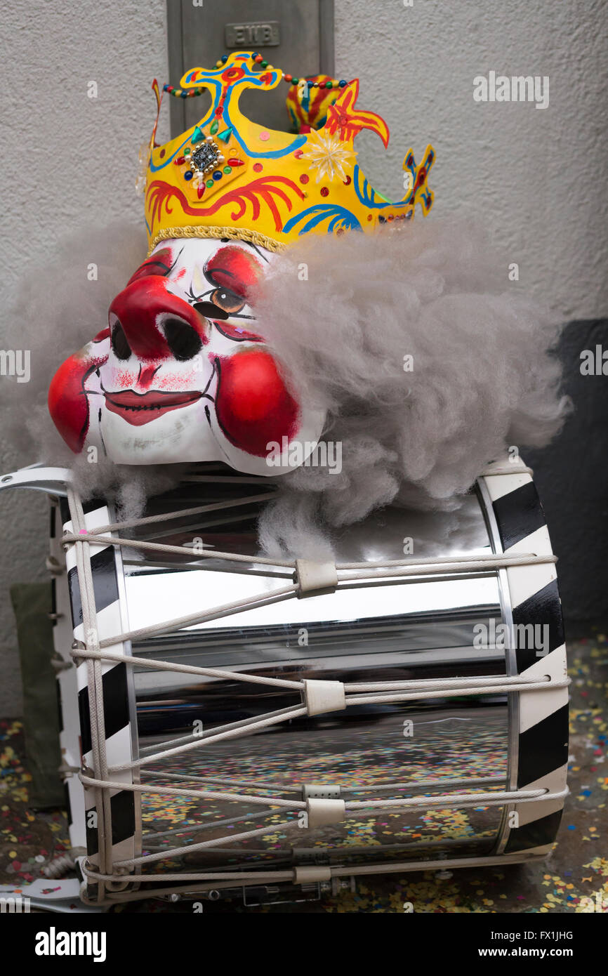 Un unico Basilea maschera di Carnevale che rappresenta un rosso cheeked re con big crown in appoggio sulla parte superiore di un tamburo rullante Foto Stock