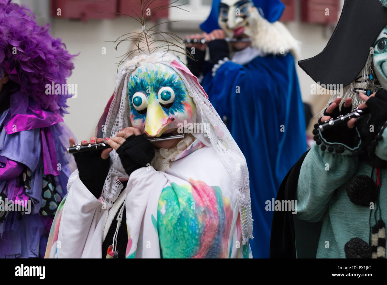 Un piccolo giocando partecipante del Carnevale di Basilea 2016 in un uccello come il costume. Foto Stock