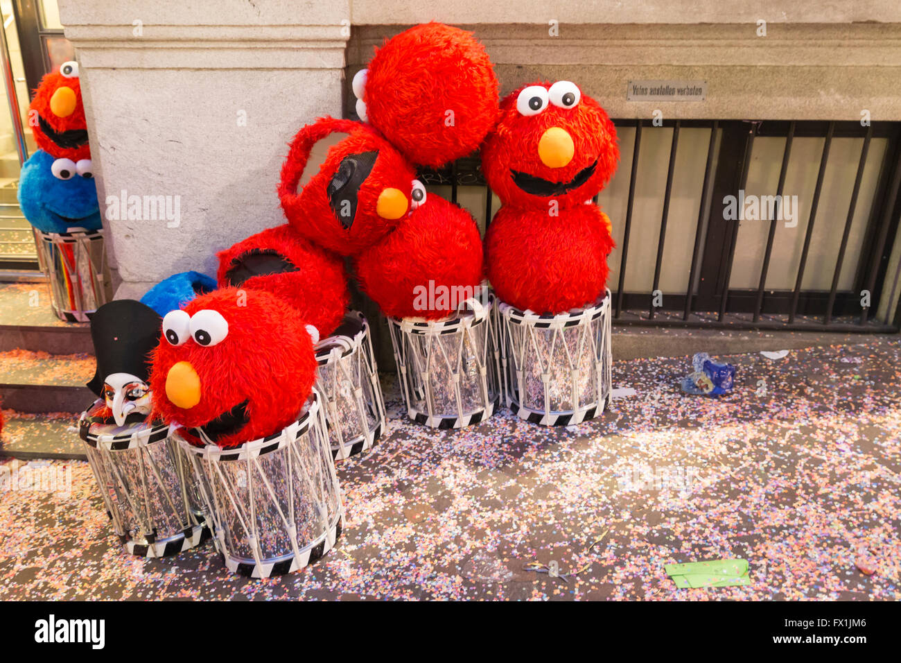 Parecchie maschere in forma di funny rosso rotondo fluffy volti sorridenti recante sulla sommità del rullante durante il Carnevale di Basilea 2016 Foto Stock