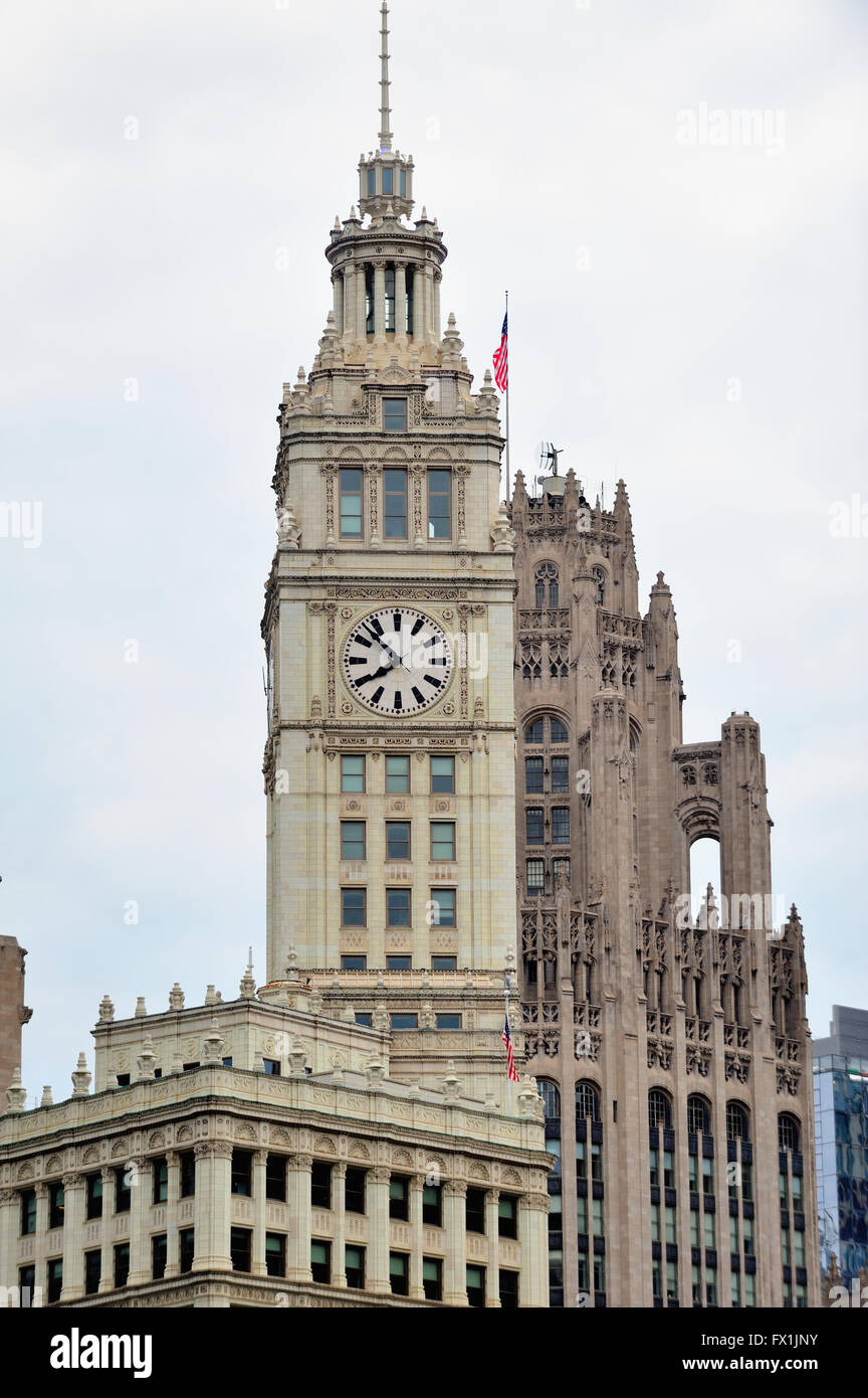 Un punto di riferimento architettonico in Chicago, l'rivestito di terracotta Wrigley Building con il suo distintivo di clock tower. Chicago, Illinois, Stati Uniti d'America. Foto Stock