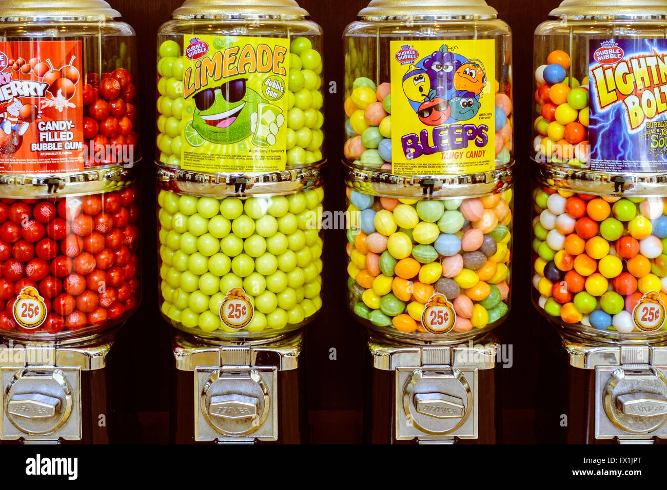 Round di caramelle e bubblegum in coin dispenser azionati in un centro commerciale per lo shopping. Oklahoma, Stati Uniti d'America. Foto Stock