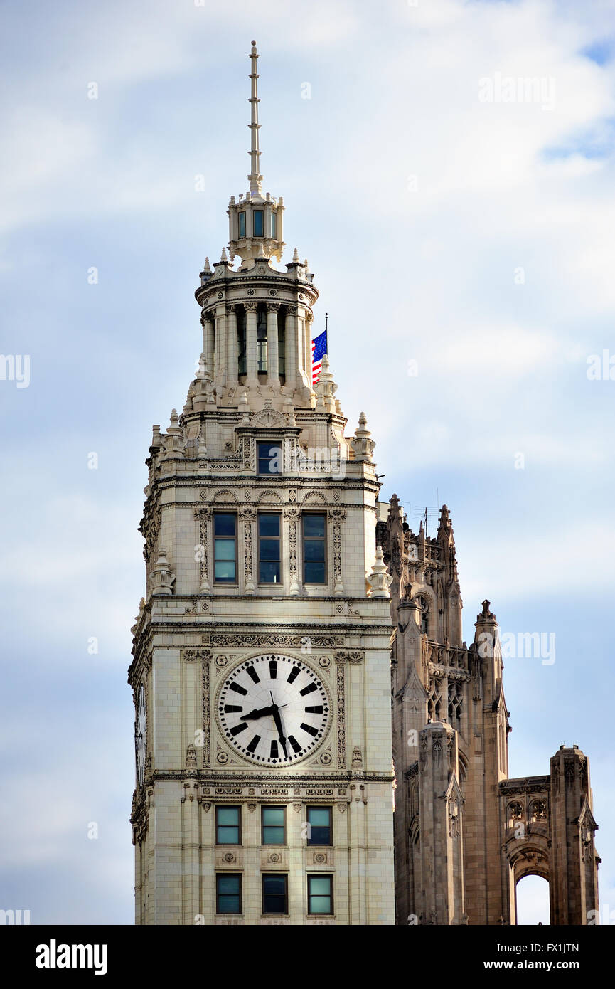 Un punto di riferimento architettonico in Chicago, l'rivestito di terracotta Wrigley Building con il suo distintivo di clock tower. Chicago, Illinois, Stati Uniti d'America. Foto Stock