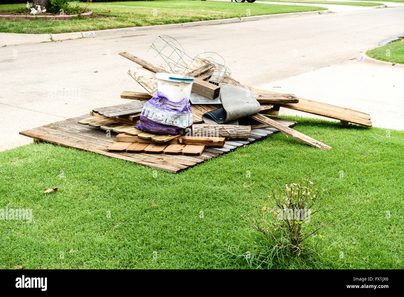 Un mucchio di scarti di legno e cestino sul cordolo in attesa di città del raccoglitore di rifiuti nella città di Oklahoma, Oklahoma, Stati Uniti d'America. Foto Stock