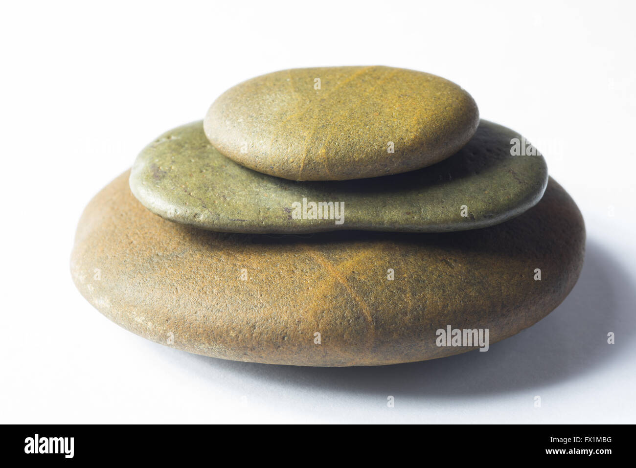 Close up di pietre Zen cuciti su sfondo bianco Foto Stock