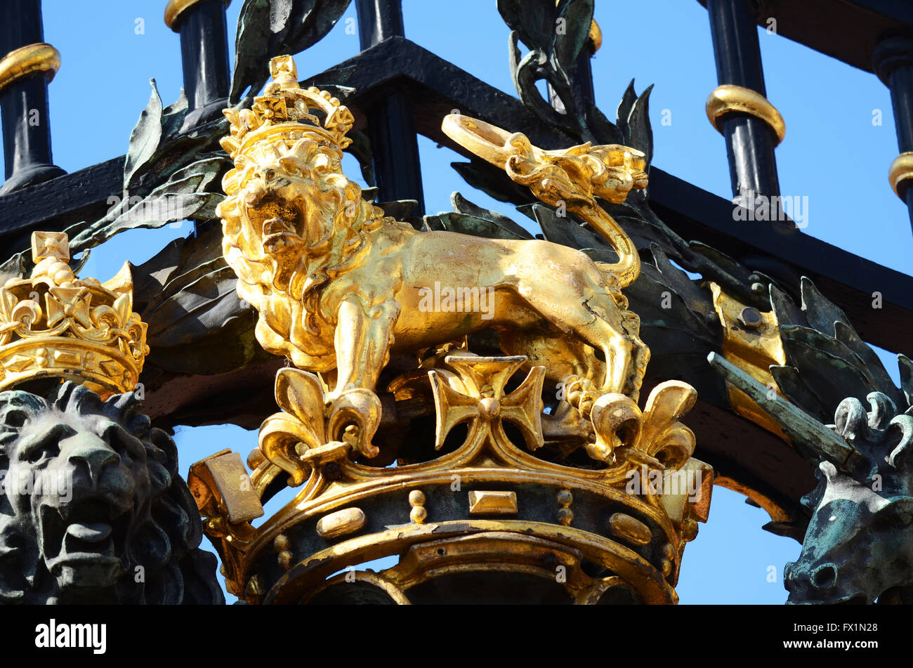 Buckingham Palace è la residenza londinese e principale della postazione di lavoro del monarca regnante del Regno Unito. Portoni per Bromsgrove Guild Foto Stock