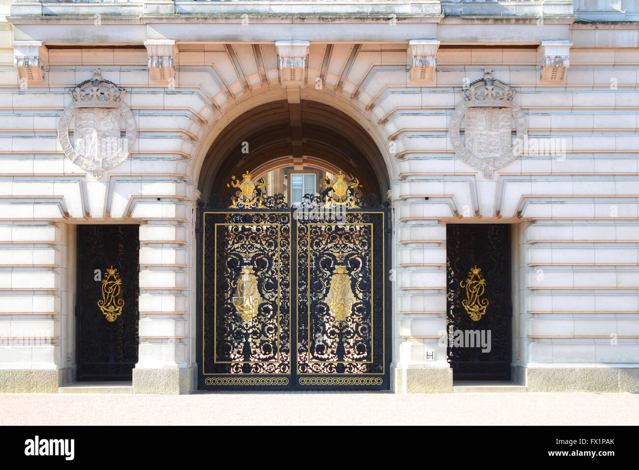 Buckingham Palace è la residenza londinese e principale della postazione di lavoro del monarca regnante del Regno Unito. Fronte orientale dettaglio Foto Stock