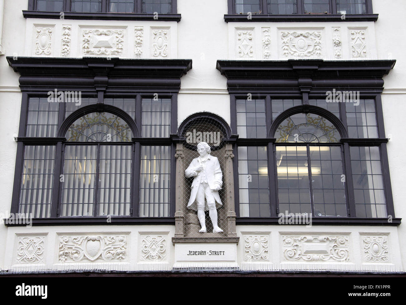 Statua sulla ex stivali la farmacia edificio nel Derby che è stato costruito nel 1912 nelle arti e mestieri Style Foto Stock