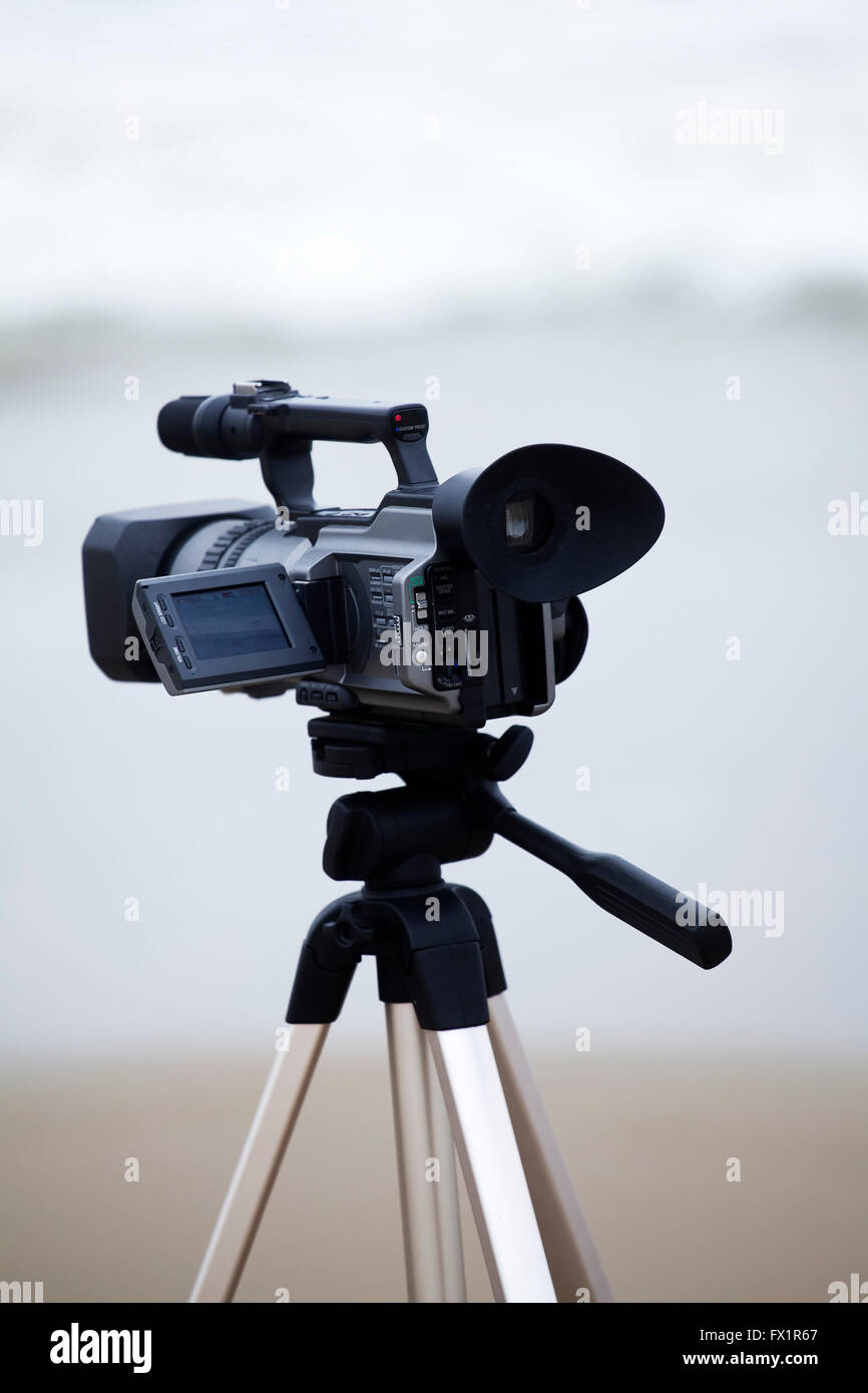 Argento e nero Videocamera su cavalletto in spiaggia Foto stock - Alamy