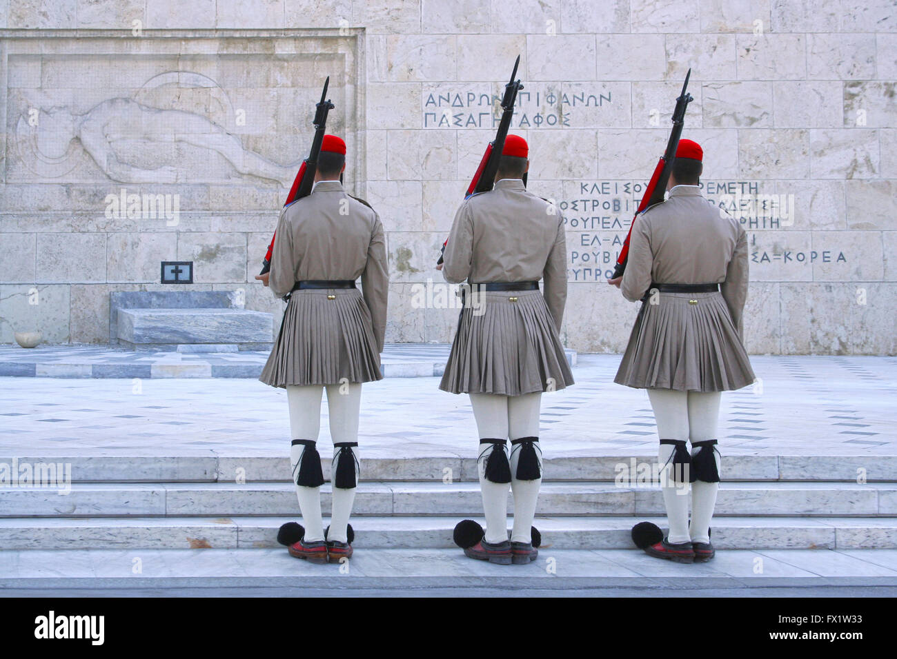 Cerimonia del cambio della guardia al di fuori del parlamento greco edificio in Atene Foto Stock