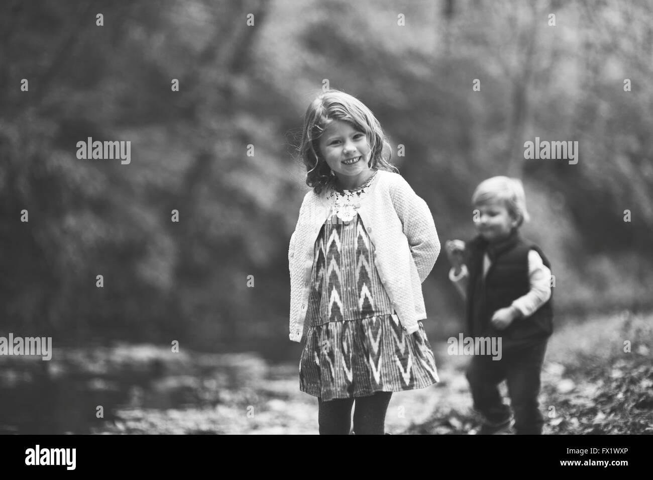 Fotografia in bianco e nero di fratello e sorella in un parco Foto Stock