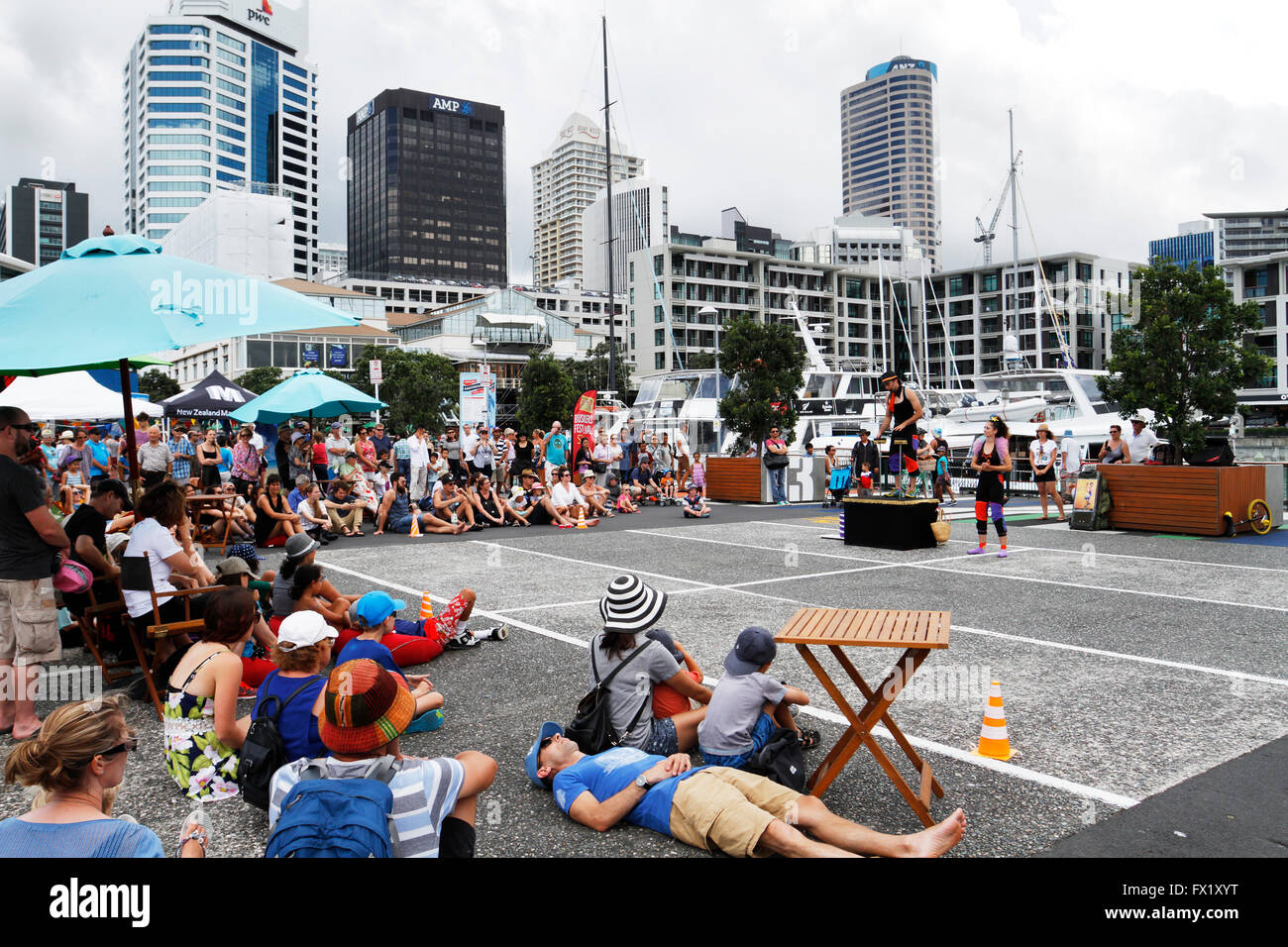 La folla guarda street performance a Auckland, Nuova Zelanda Foto Stock