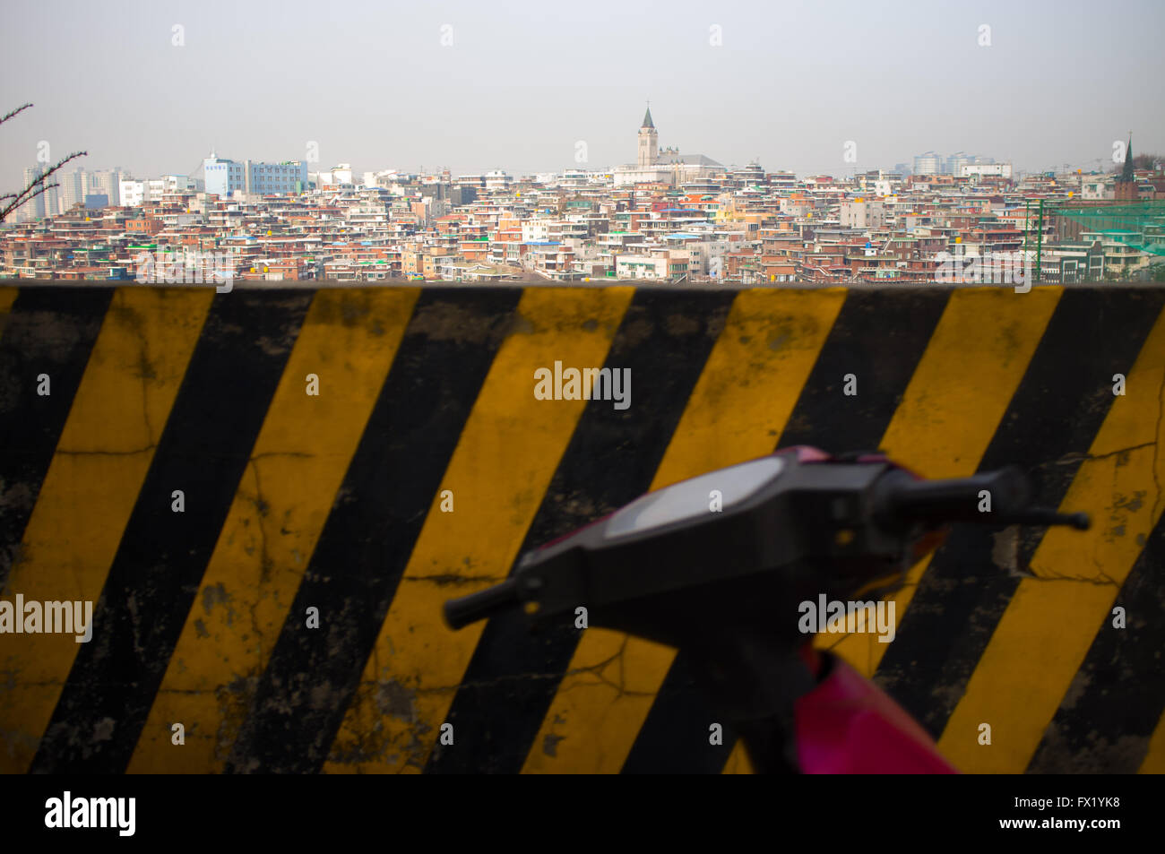 Un motociclo parcheggiato nel quartiere Itaewon di Seul per l'inverno. Foto Stock