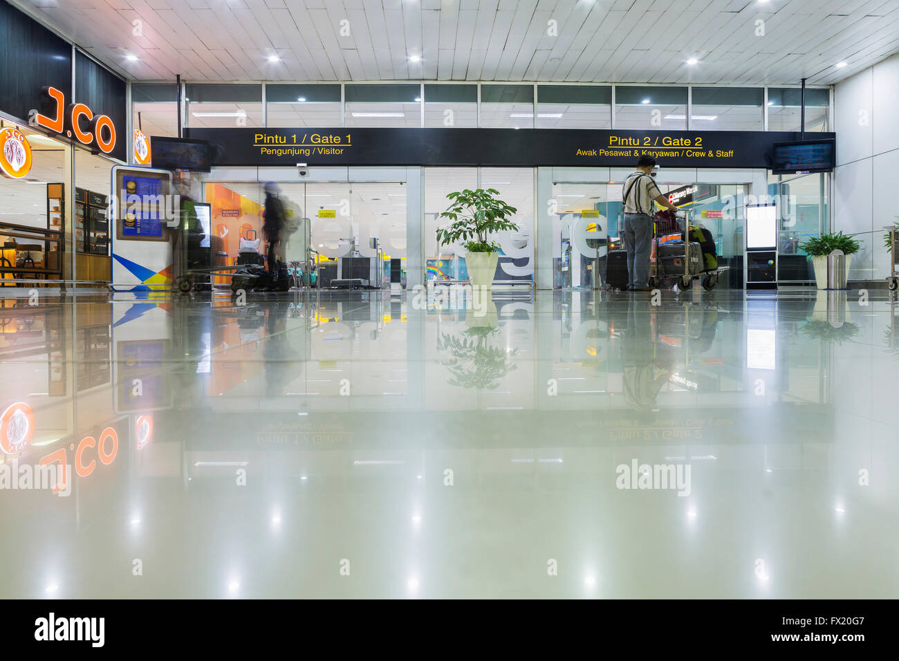 BALI, Indonesia, Aprile 2, 2016 : Aeroporto Internazionale Ngurah Rai è situato nella zona sud di Bali, 13 km a sud di Denpasar. Ngurah Ra Foto Stock