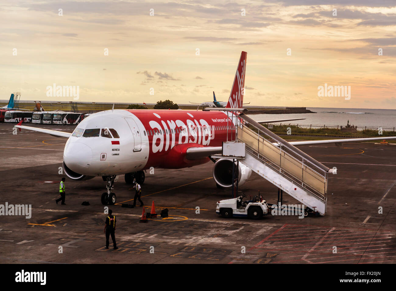 BALI Aprile 5, 2016: Air Asia airbus sull'Aeroporto Internazionale Ngurah Rai di Bali, Indonesia. Air Asia è elencato come il più sicuro ai Foto Stock