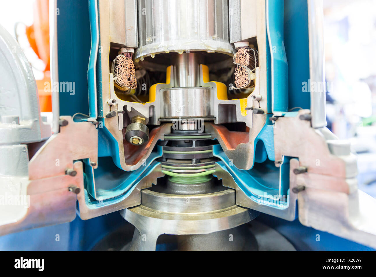 Vista interna di un vero modello di fette di turbina di acqua. Rotore. Una turbina ad acqua è una macchina rotante che converte la cinetica e pote Foto Stock