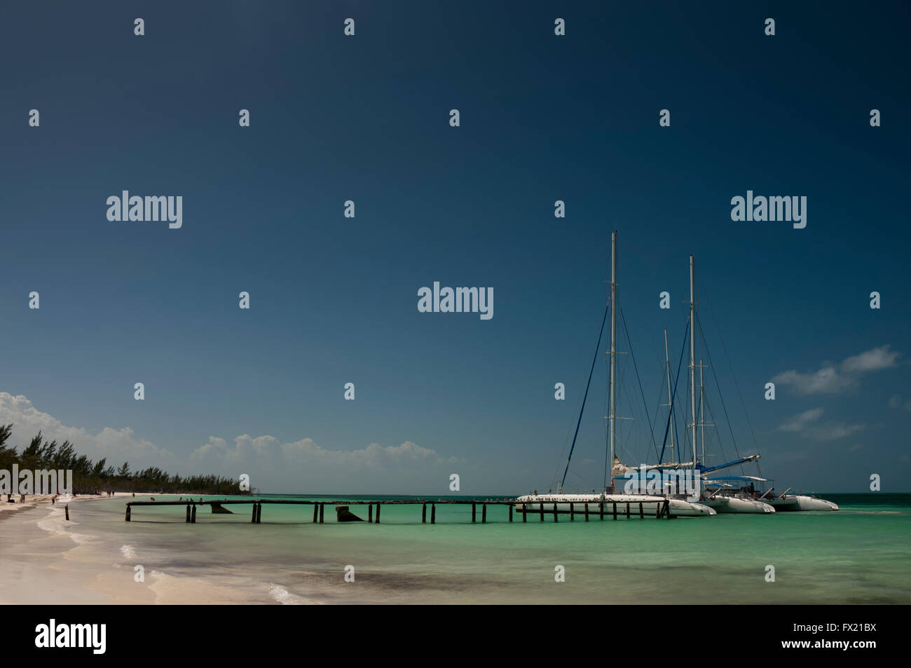 Due catamarani in caribic porto di Caraibi Cayo Blanco, Cuba Foto Stock