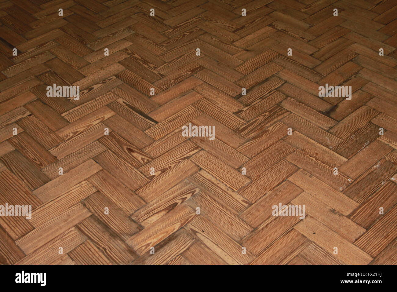 Colpo in prospettiva di molto vecchio pavimento in parquet mostrata in prospettiva che illustra la longevità di naturale pavimenti in legno Foto Stock