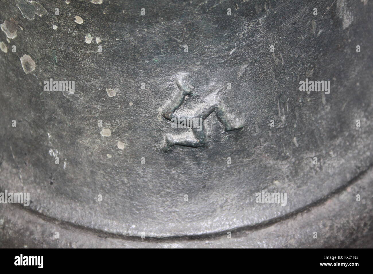 Close up di un Manx (Isola di Man) " Tre gambe dell' uomo simbolo sul lato di un vecchio ghisa bell. Foto Stock