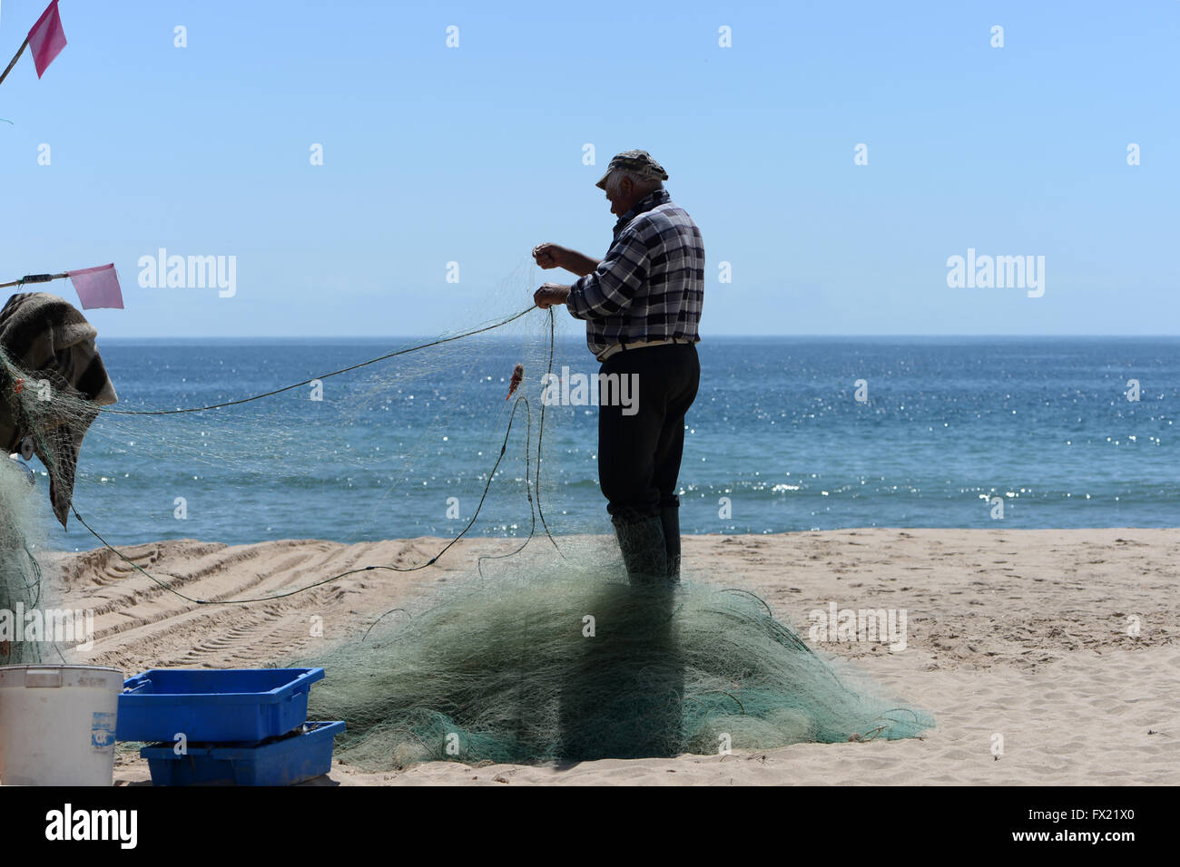 Pescatore sulla spiaggia di salpe, Algarve, PORTOGALLO Foto Stock