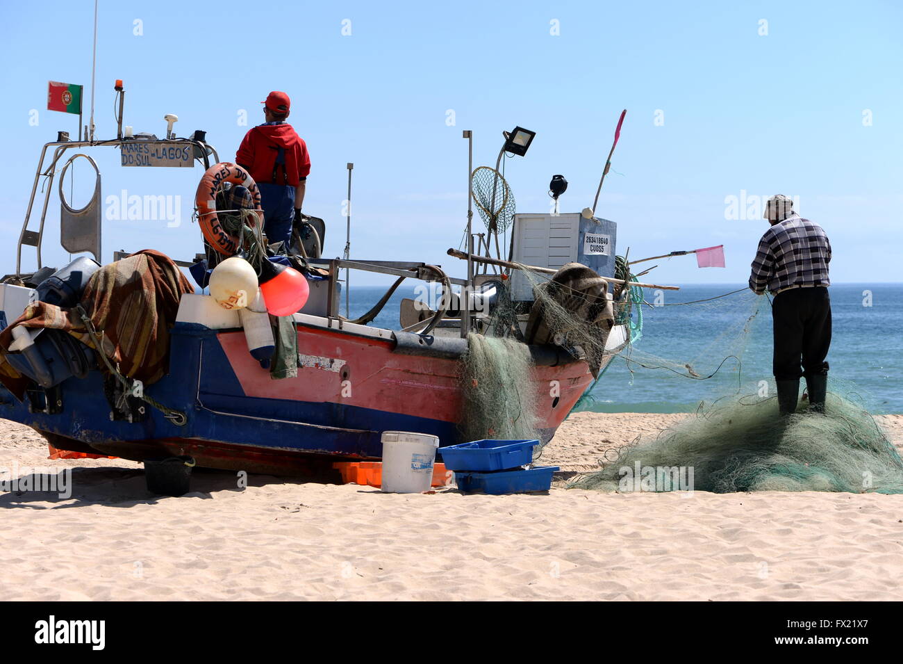 Pescatore sulla spiaggia di salpe, Algarve, PORTOGALLO Foto Stock