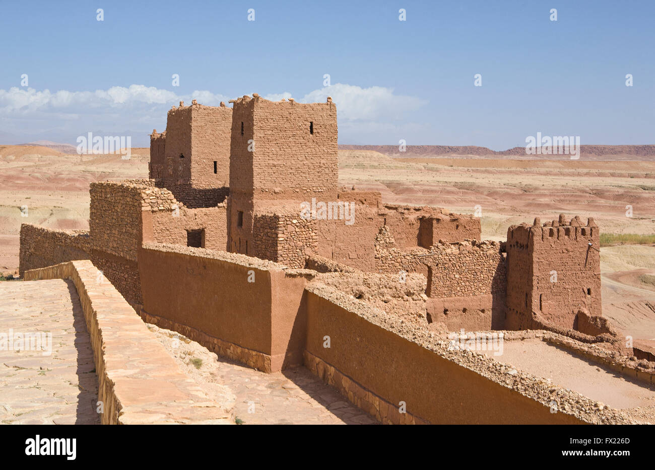 Una vista degli alti palazzi realizzati da argilla in Ait Ben Haddou Foto Stock