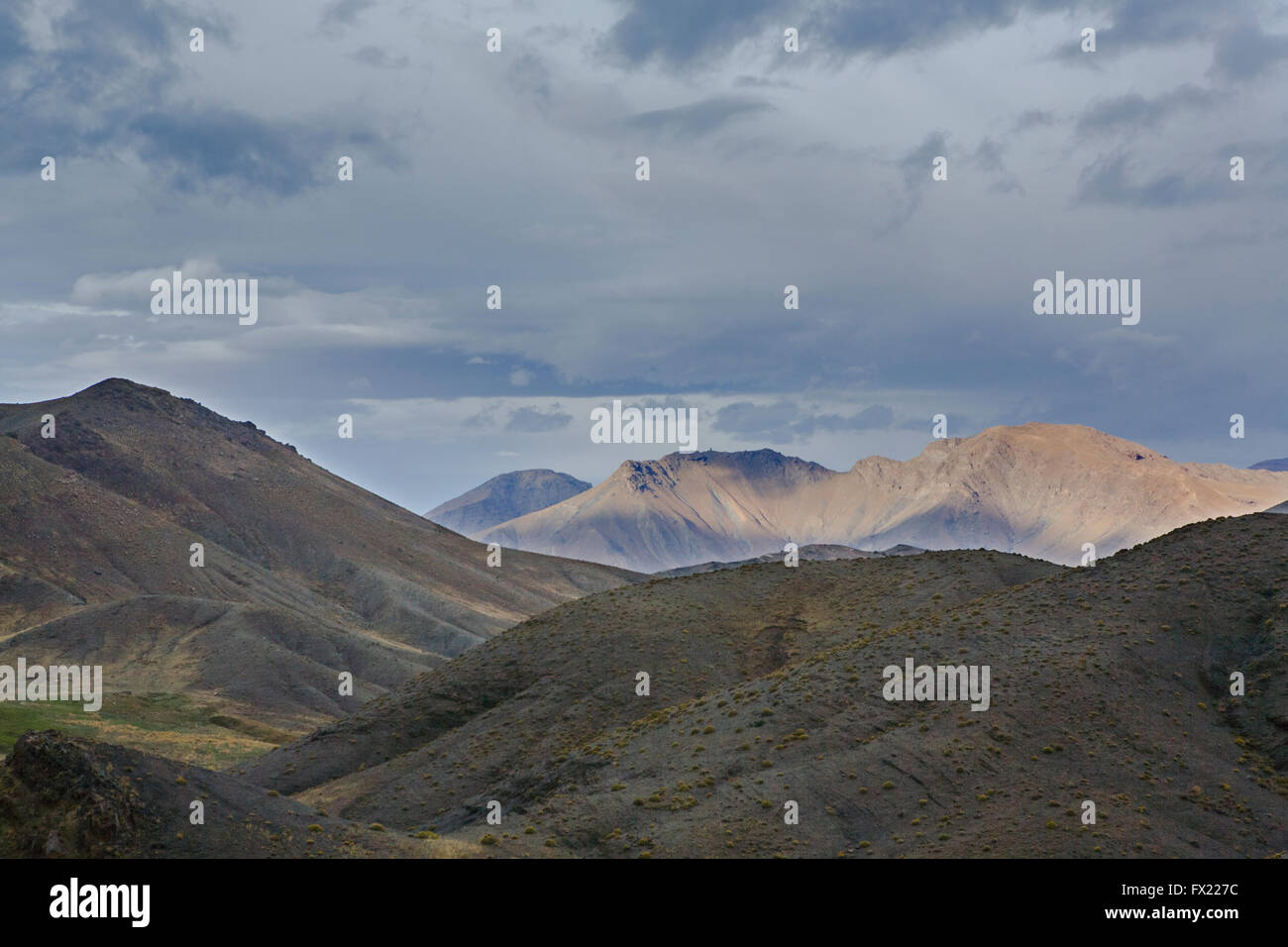 Soleggiato e ombra della montagna gamma in Atlas, Marocco Foto Stock