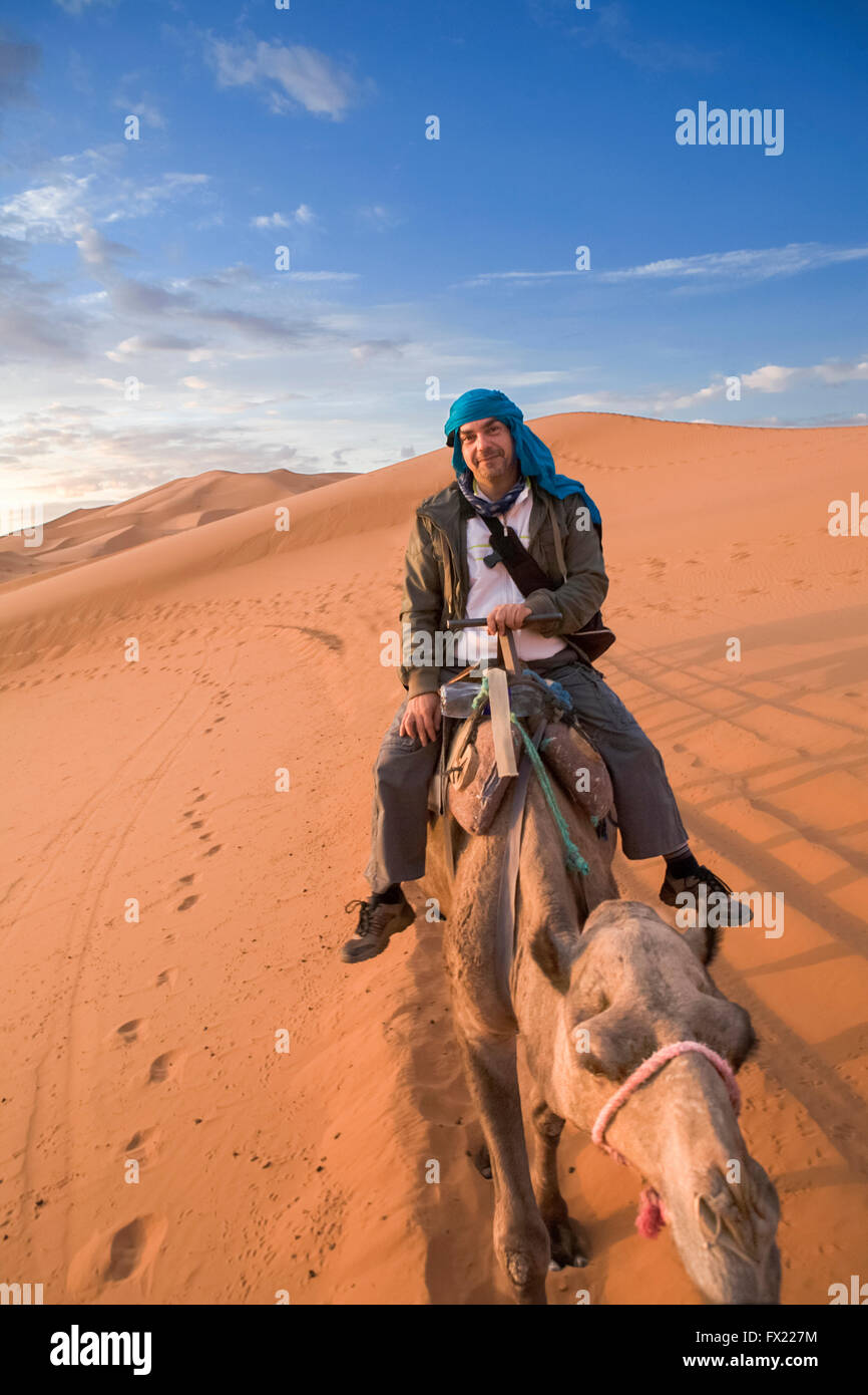 Un giro turistico il cammello e ammirare il tramonto da una collina. Diversi sand hill a Erg Chebbi nel deserto del Sahara. Ers sono grandi Foto Stock
