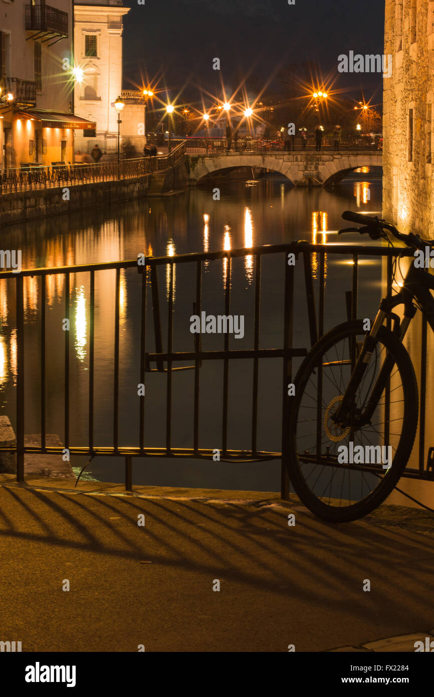 Un bicyle di notte in Annecy le Vieux Francia Foto Stock