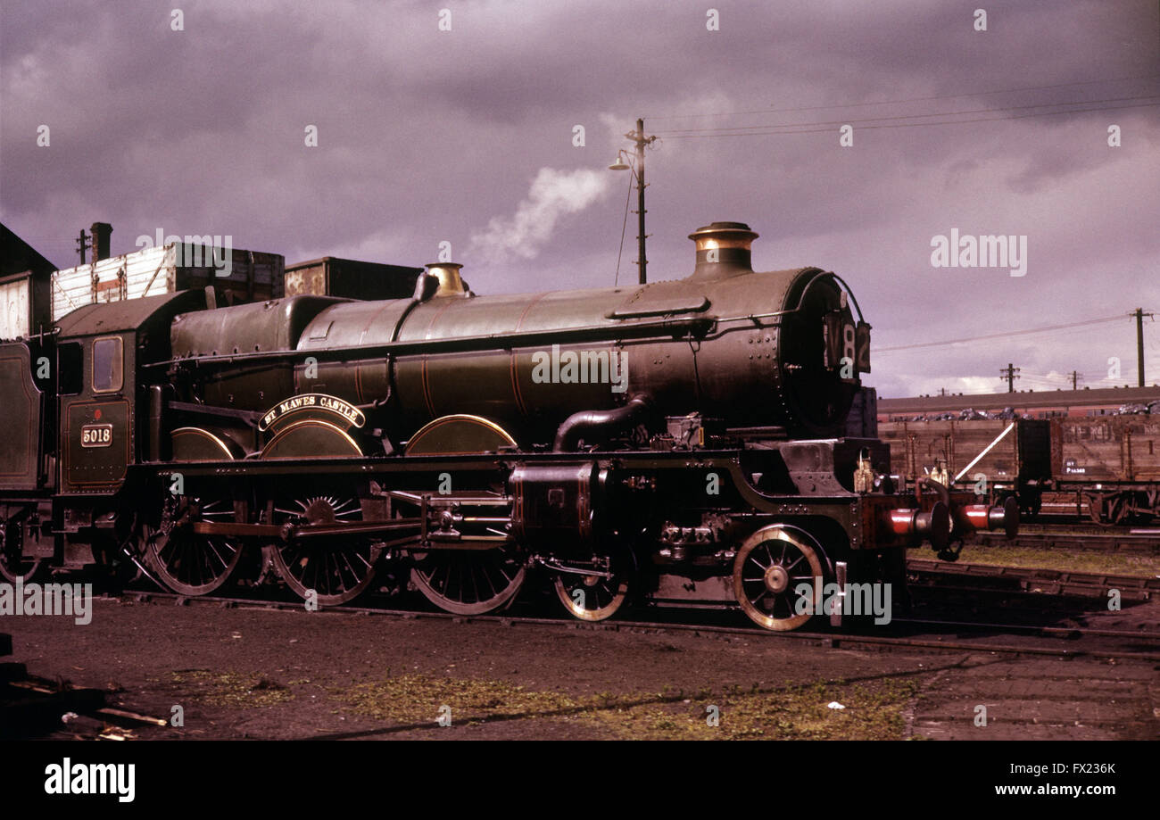 Locomotiva a vapore St Mawes Castello 5018 a Stafford in Wolverhampton anni sessanta poco prima di essere demoliti nel 1964 Foto Stock