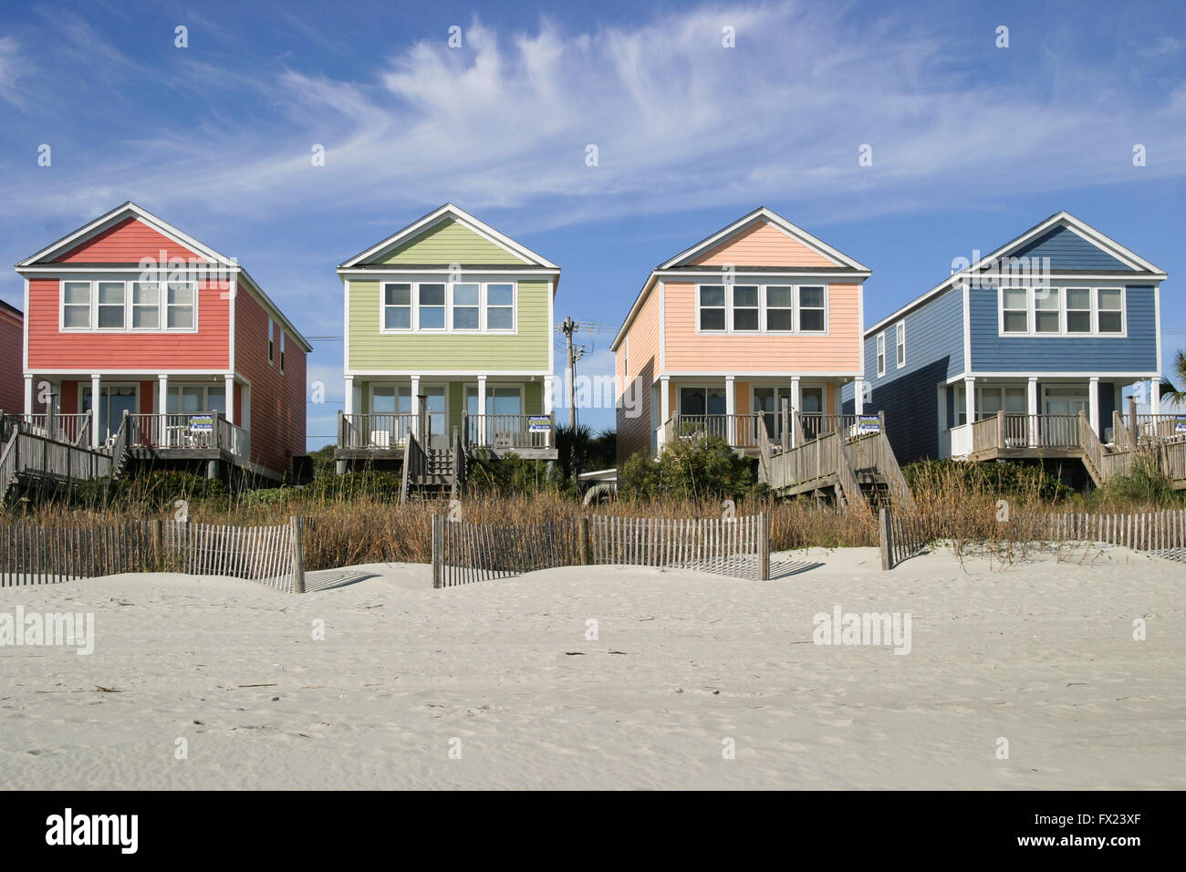 Quattro coloratissimi case sulla spiaggia, Myrtle Beach, S. Carolina, Stati Uniti d'America - dicembre 2009. Foto Stock