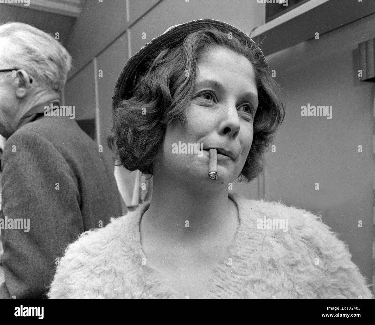Donna di fumare il sigaro Gran Bretagna 1960 1967 Foto Stock