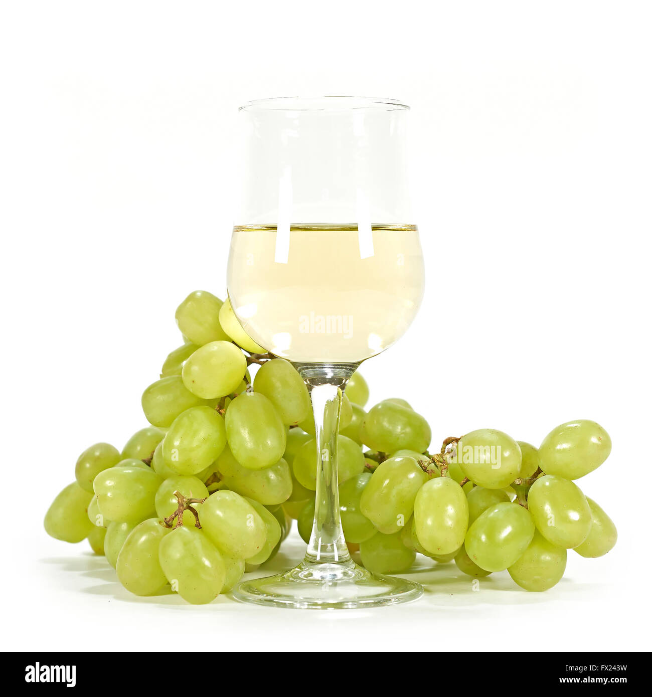 Vino bianco e uva verde isolato su bianco Foto Stock
