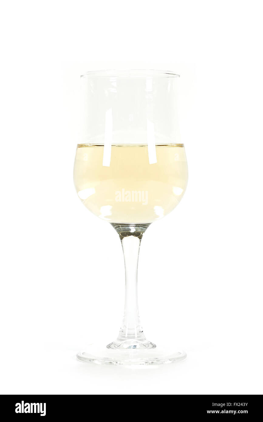 Un bicchiere di vino bianco isolato su uno sfondo bianco Foto Stock