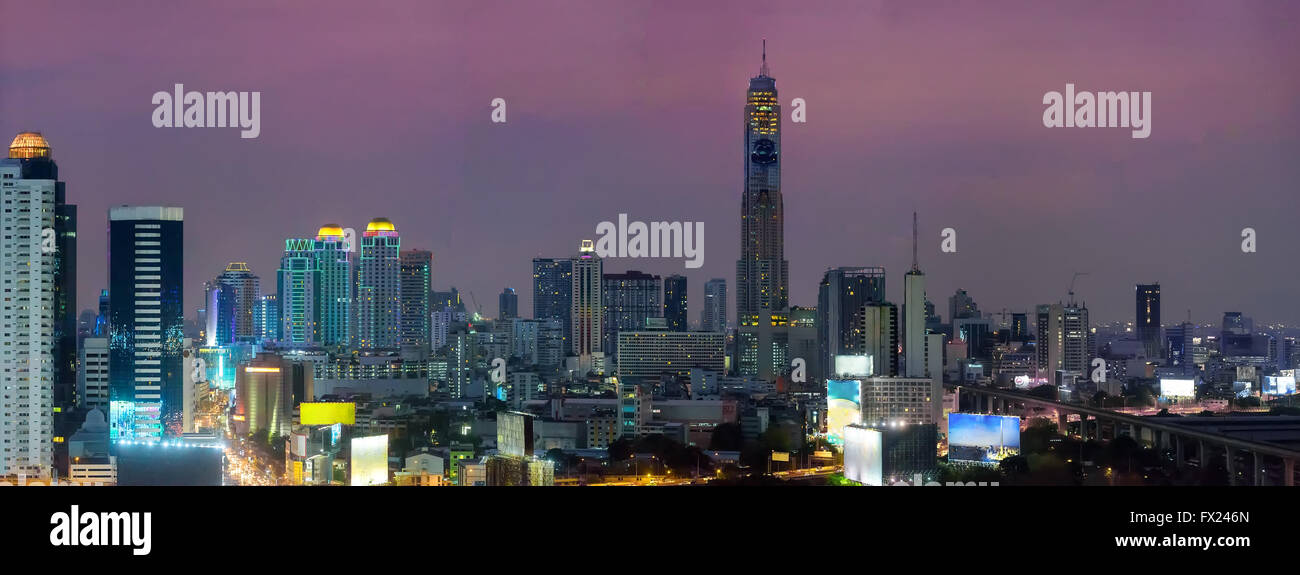 Ampio panorama di Bangkok di notte Foto Stock