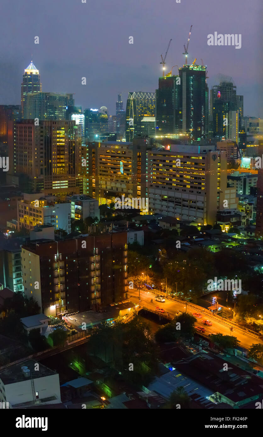 I quartieri residenziali di Bangkok di notte Foto Stock