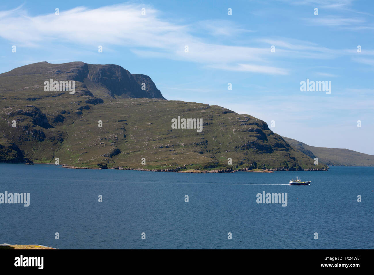 Trawler vela passato Beinn Ghobhlach il litorale meridionale per l'ingresso al Loch Ginestra Ullapool Wester Ross Scozia Scotland Foto Stock