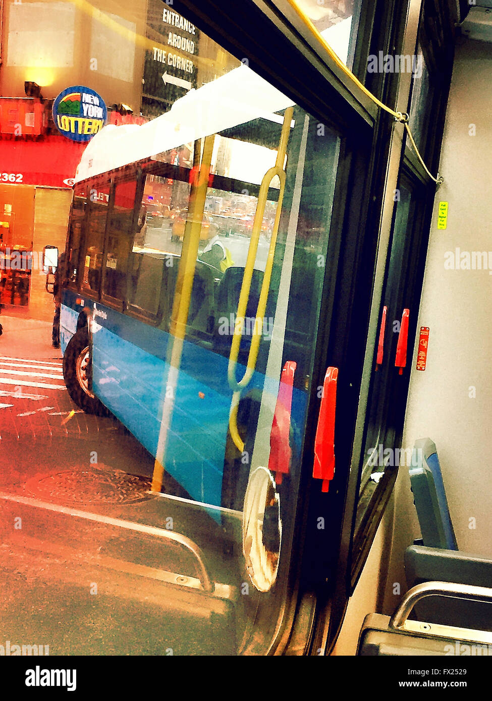 Articolato New York City Transit Bus girando a sinistra per una strada di città, NYC, STATI UNITI D'AMERICA Foto Stock