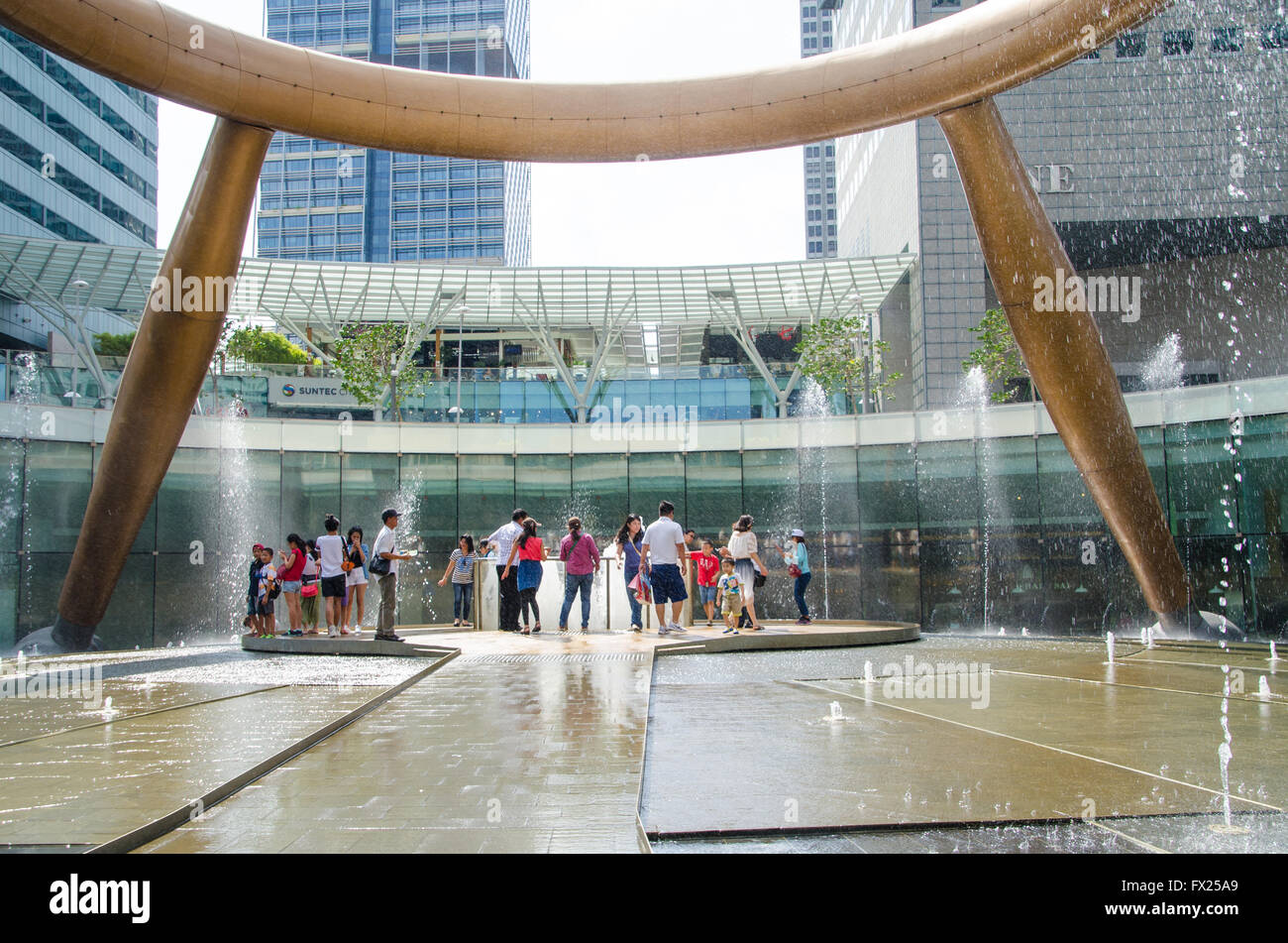 Singapore ,Aprile 3 -2016 unidentified di visita turistica ricca fontana al Suntec luogo famoso per i viaggi in Singapore aprile, , Foto Stock