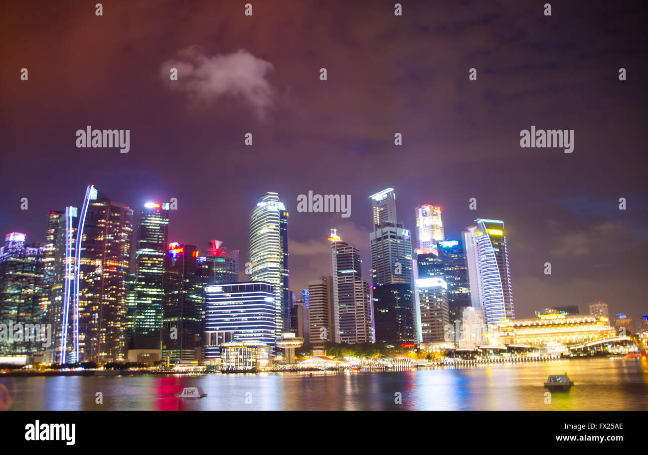 Singapore ,Aprile 3 -2016 edifici aziendali brilla di luce notturna intorno a Marina Bay e il fiume Singapore Singapore Foto Stock