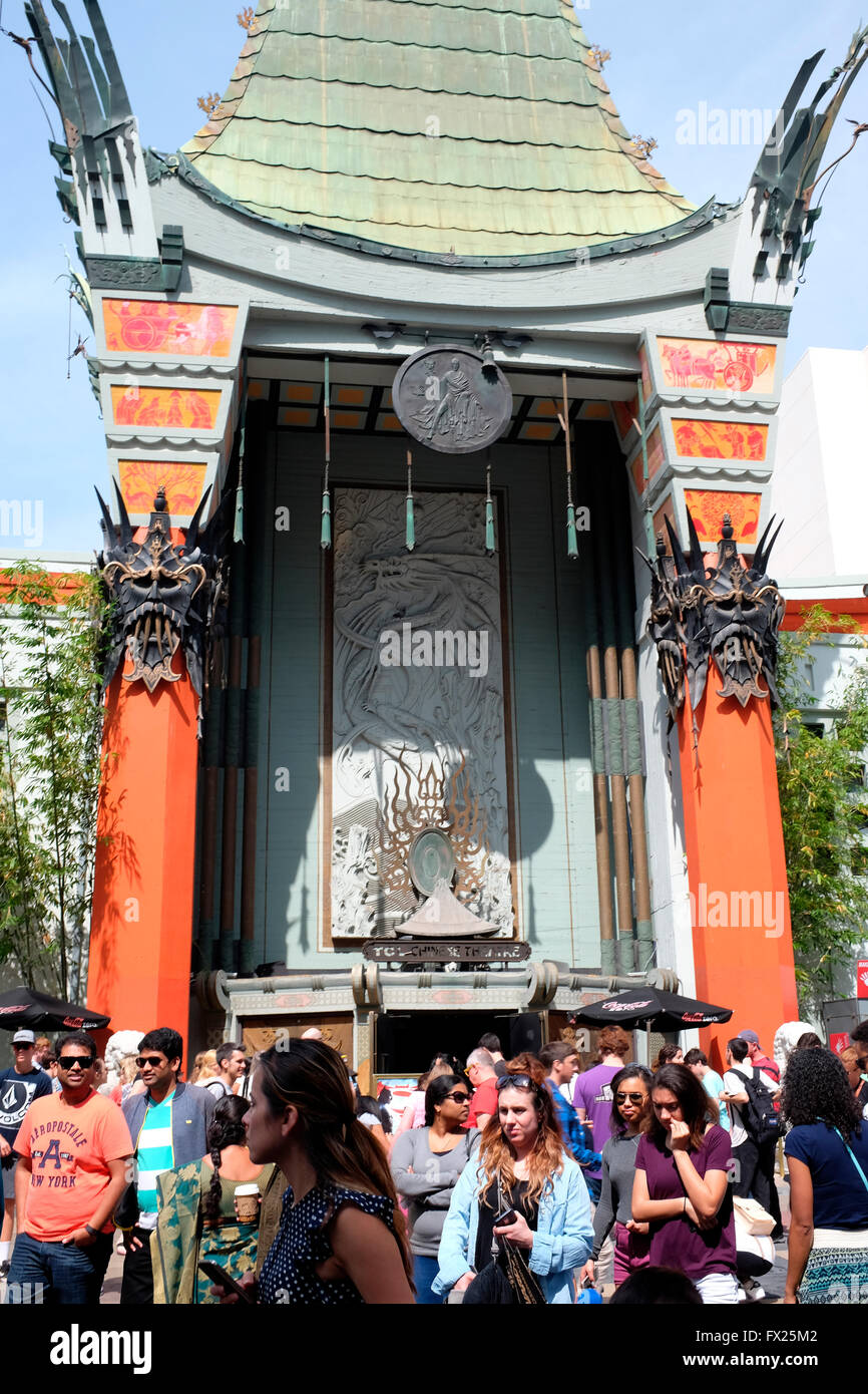 I turisti a TCL Chinese Theatre di Hollywood e Los Angeles, California Foto Stock