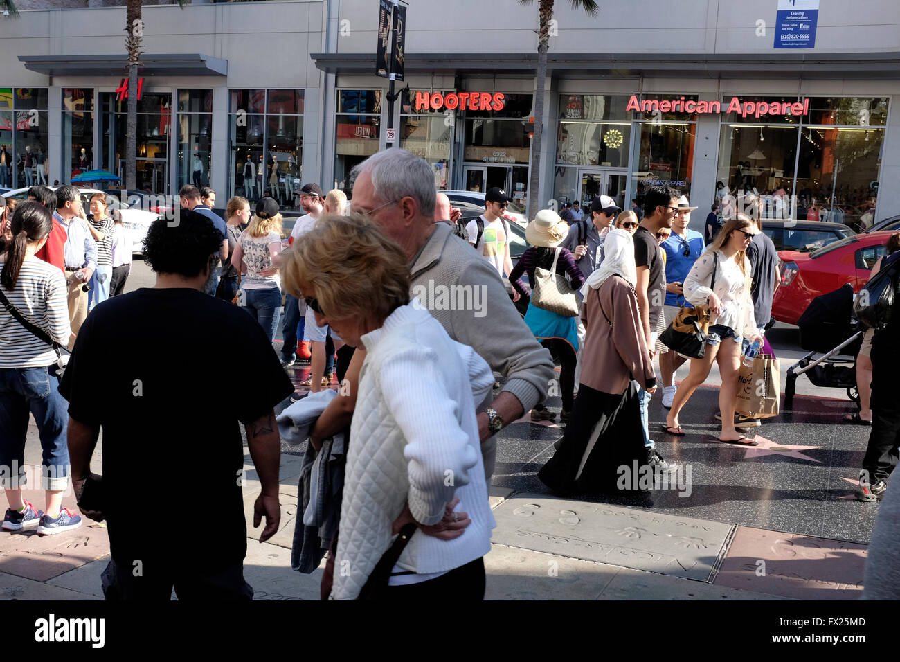 I turisti lungo la Hollywood Walk of Fame, Los Angeles, California Foto Stock