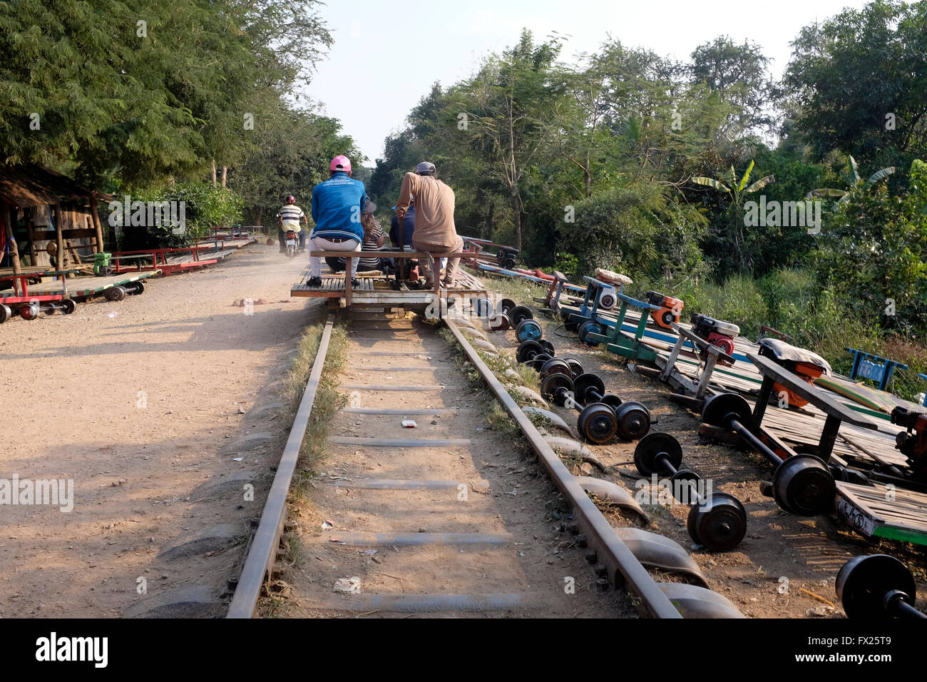 Treno di bambù vicino a Battambang, Cambogia con parti di ricambio accanto ai brani Foto Stock