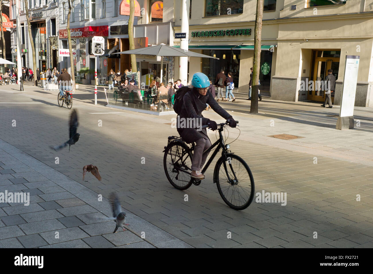 Ciclista ontheMariahilfer Strase Vienna Foto Stock