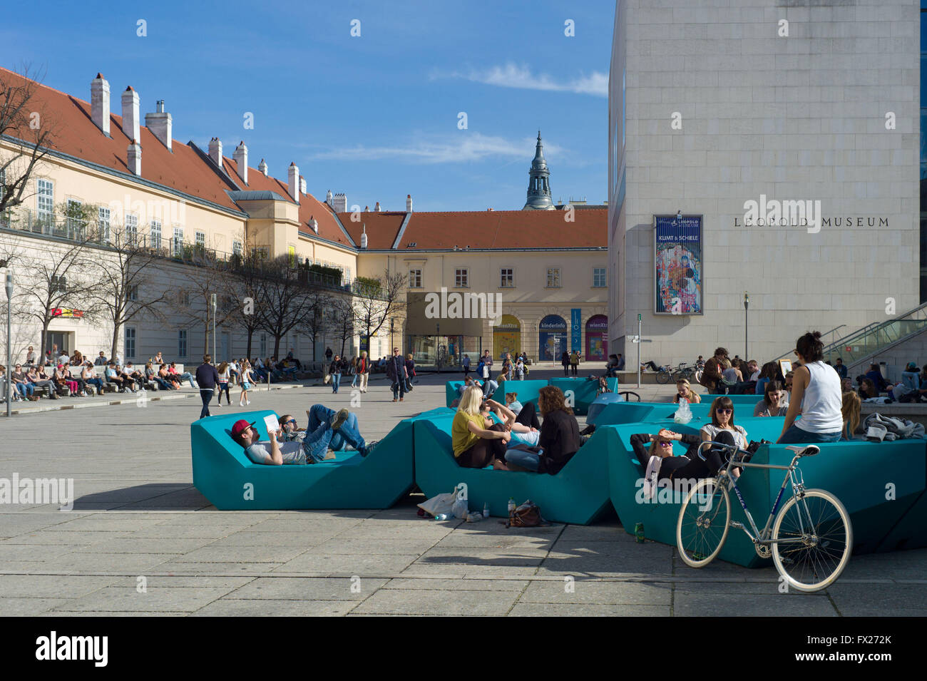 Relax nel quartiere dei musei area in Vienna Foto Stock