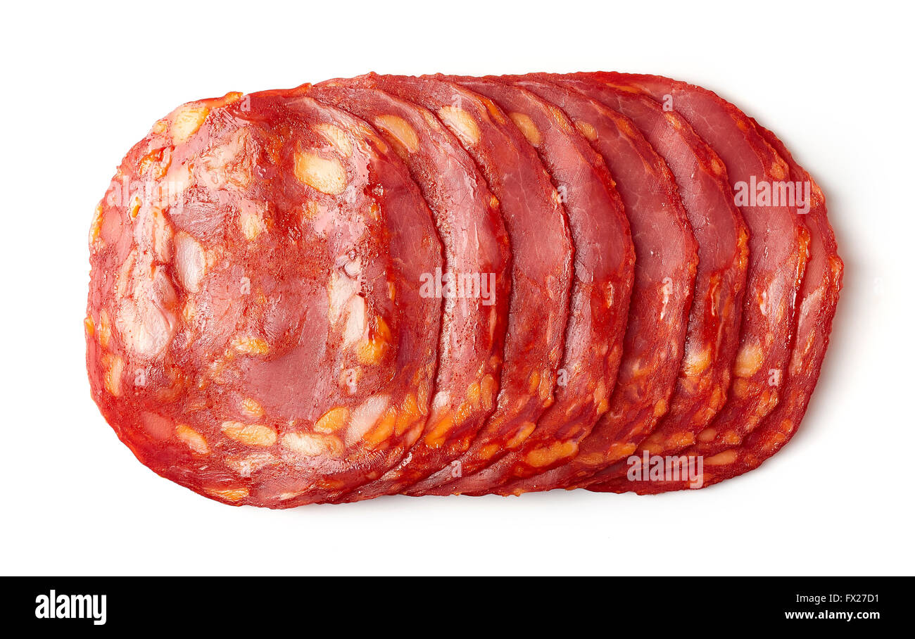 Tagliate a fette il salame chorizo isolati su sfondo bianco, vista dall'alto Foto Stock