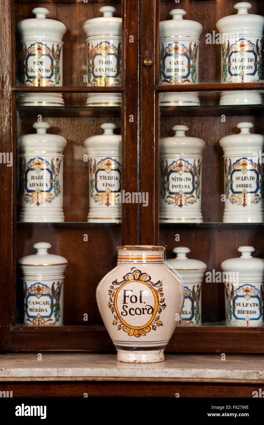 Bottiglie di porcellana in oldtime Taquechel farmacia , l'Avana, Cuba Foto Stock