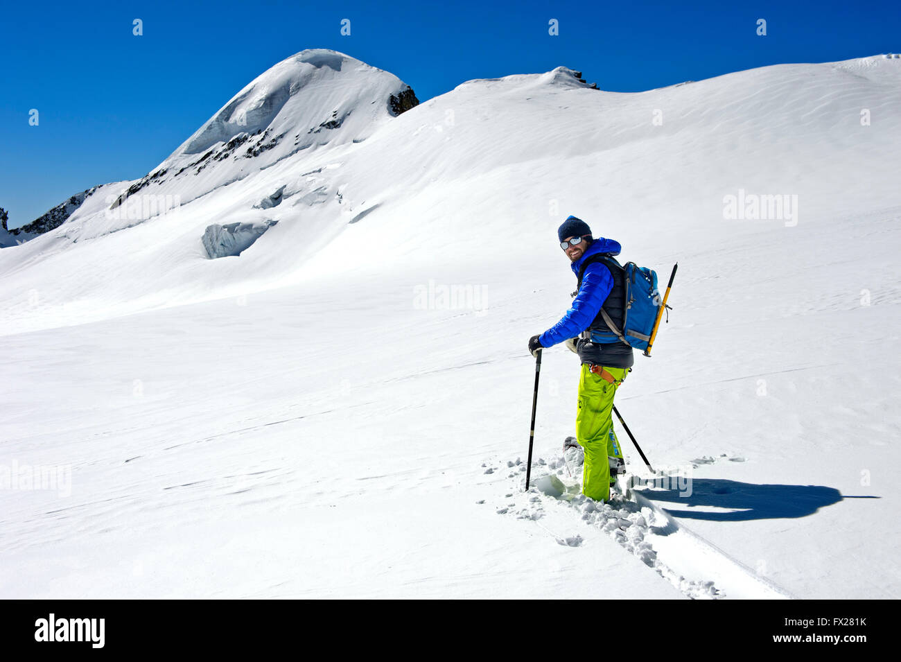 Sciatore su un tour di sci sulla canna fumaria Aebeni firn fiel al di sotto del picco Mittagshorn, Loetschental, Vallese, Svizzera Foto Stock
