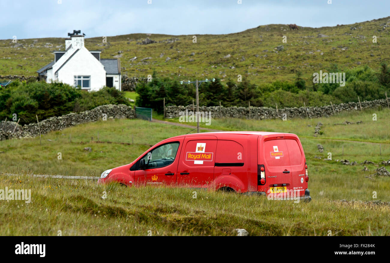Royal Mail service auto sulla strada per una casa remota, Sutherland, Scozia, Gran Bretagna Foto Stock