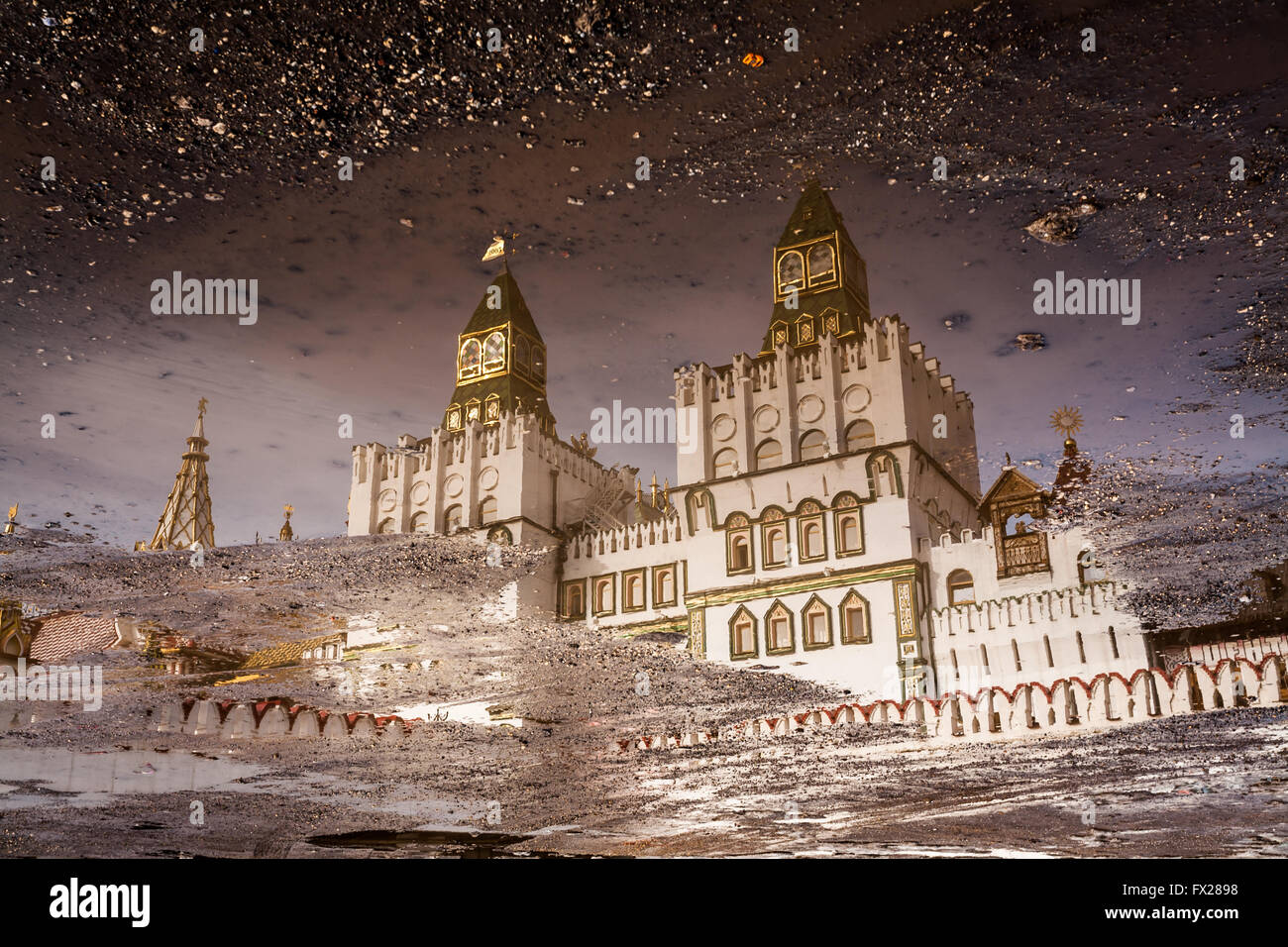La riflessione del Cremlino Izmaylovsky in una sporca spring pool Foto Stock