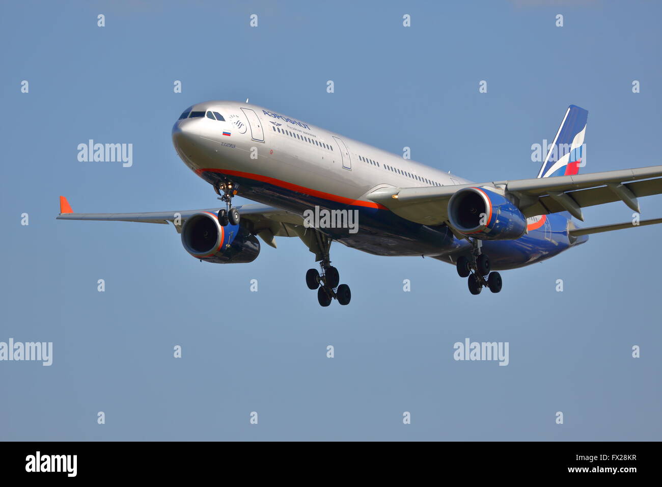 Aeroflot Airbus A330-300 VQ-BMV che arrivano all'Aeroporto di Londra Heathrow, REGNO UNITO Foto Stock